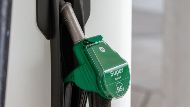 Zapfpistole für Super 95 an einer Tankstelle.